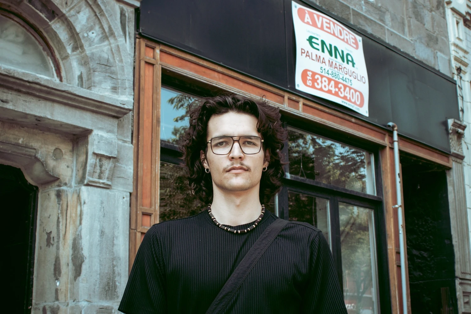 Xavier Bordeleau devant le local de la défunte coopérative, le Divan Orange, sur le boulevard Saint-Laurent.