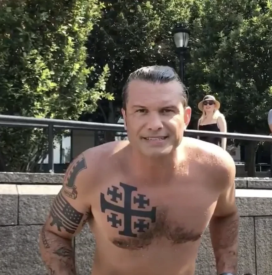 Hey girl, c’est moi, Pete Hegseth, l’homme qui veut te retirer le droit de vote. Aimes-tu mes tatouages à la symbolique néonazie?