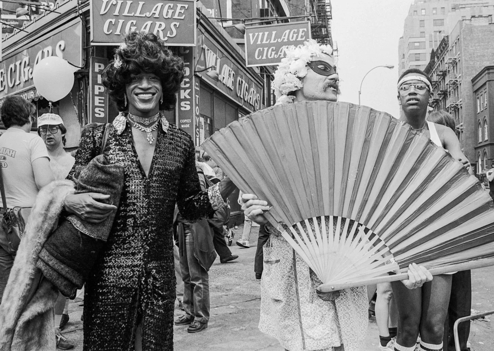 En noir, Marsha P. Johnson, activiste trans et l’une des figures de proue du soulèvement de Stonewall.