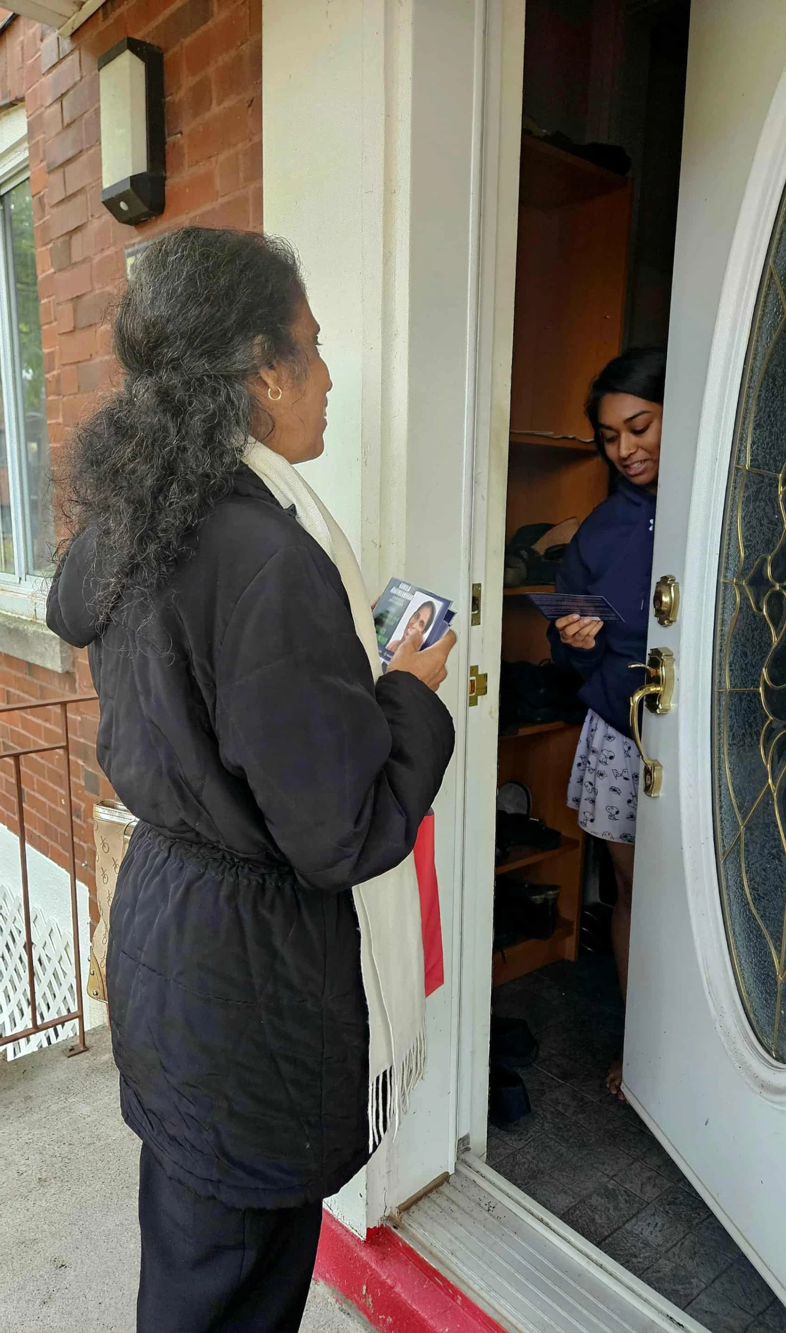 Une citoyenne de moins de 65 ans qui était à la maison un jour de semaine