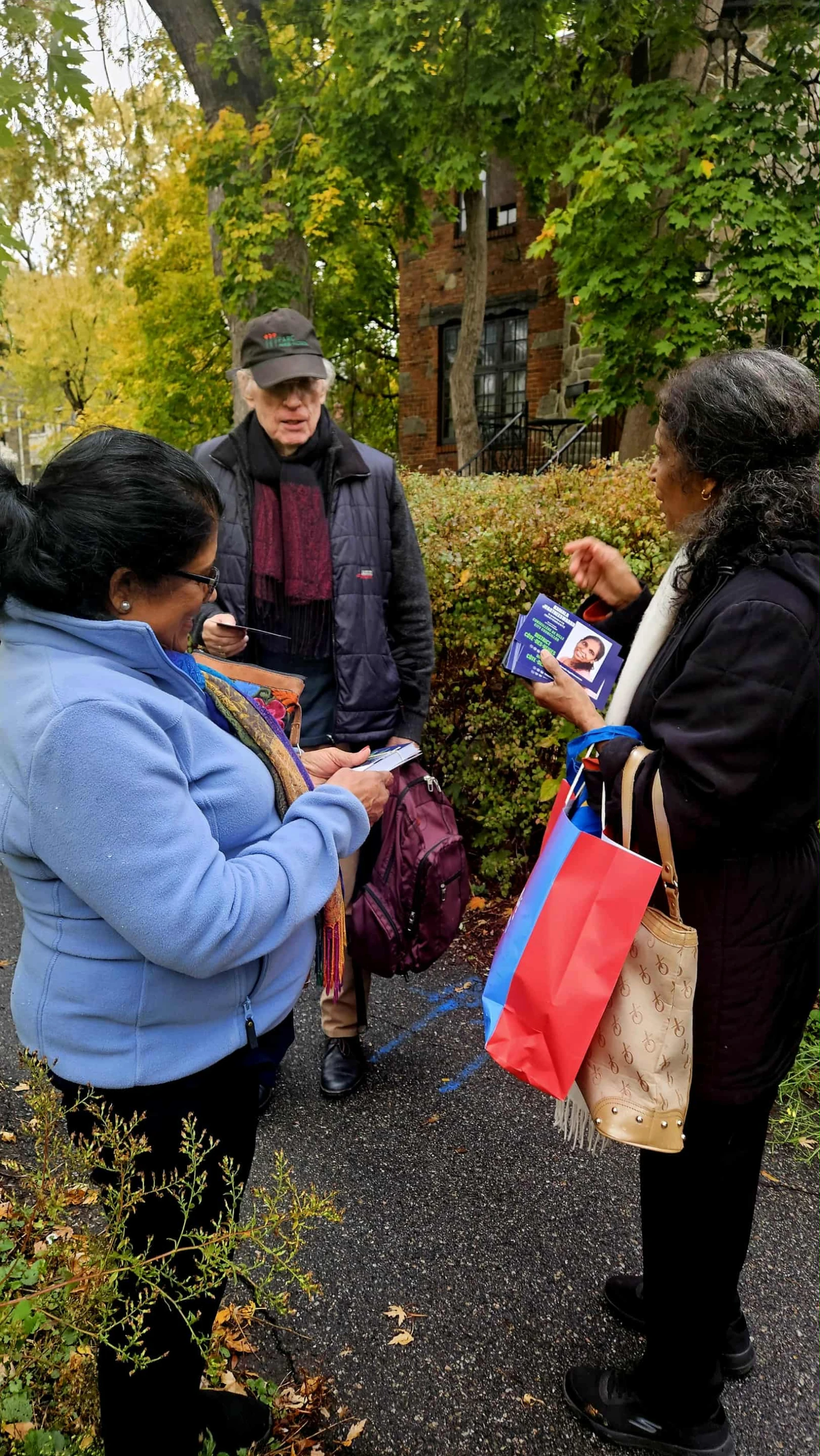Marc, un résident du quartier, s’informe sur le programme de Kamala