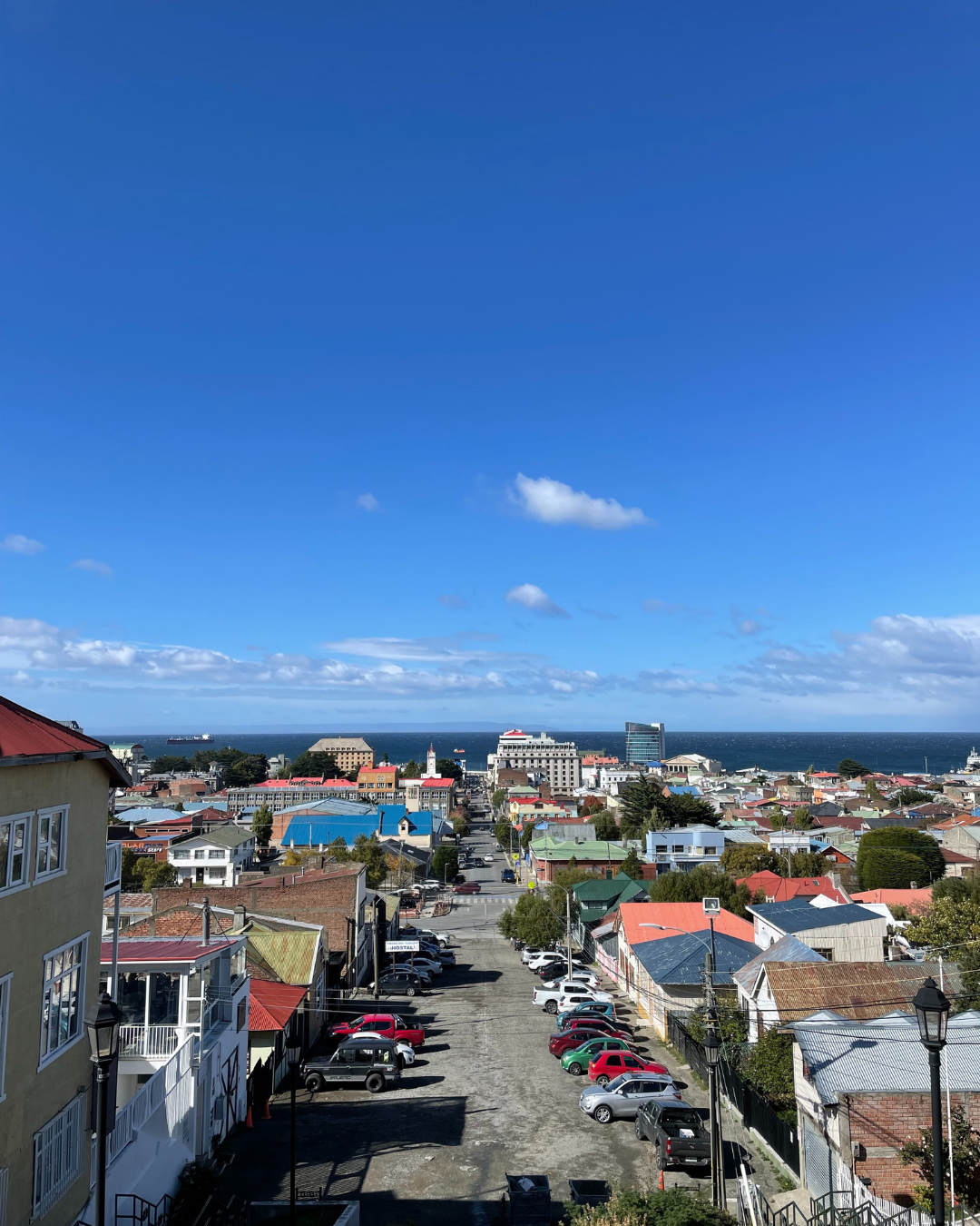 Puerto Arenas, la ville semble suspendue entre mer et montagnes, avec ses maisons colorées balayées par le vent. (Photo : Charlotte Glorieux)
