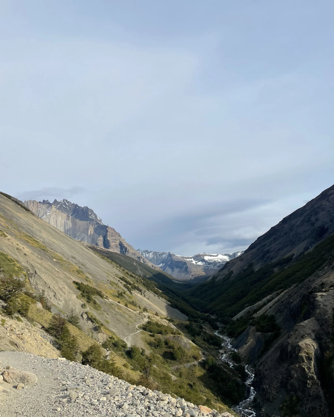 Après deux heures de montée abrupte, nous atteignons le « wind passage » : d’un côté, la paroi, de l’autre, le vide. (Photo : Charlotte Glorieux)