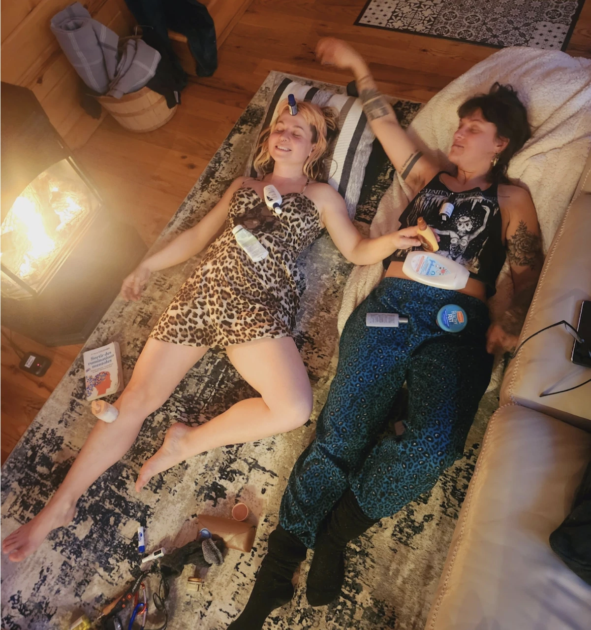 <em>Kate et moi, heureuses de s’hydrater</em>