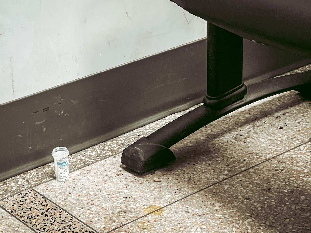 Au sol, des sacs de vidanges éventrés, des pots de pilules vides, des boules de cheveux, des rouleaux de papier de toilette abandonnés. Deux écrans, enfin eux, affichent erreur. En continu.