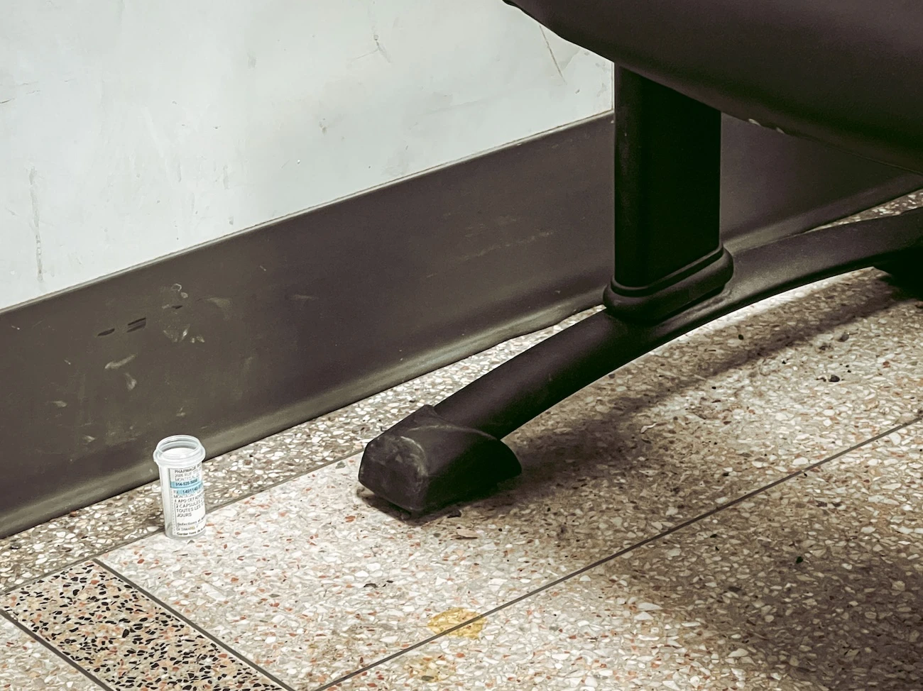 Au sol, des sacs de vidanges éventrés, des pots de pilules vides, des boules de cheveux, des rouleaux de papier de toilette abandonnés. Deux écrans, enfin eux, affichent erreur. En continu.