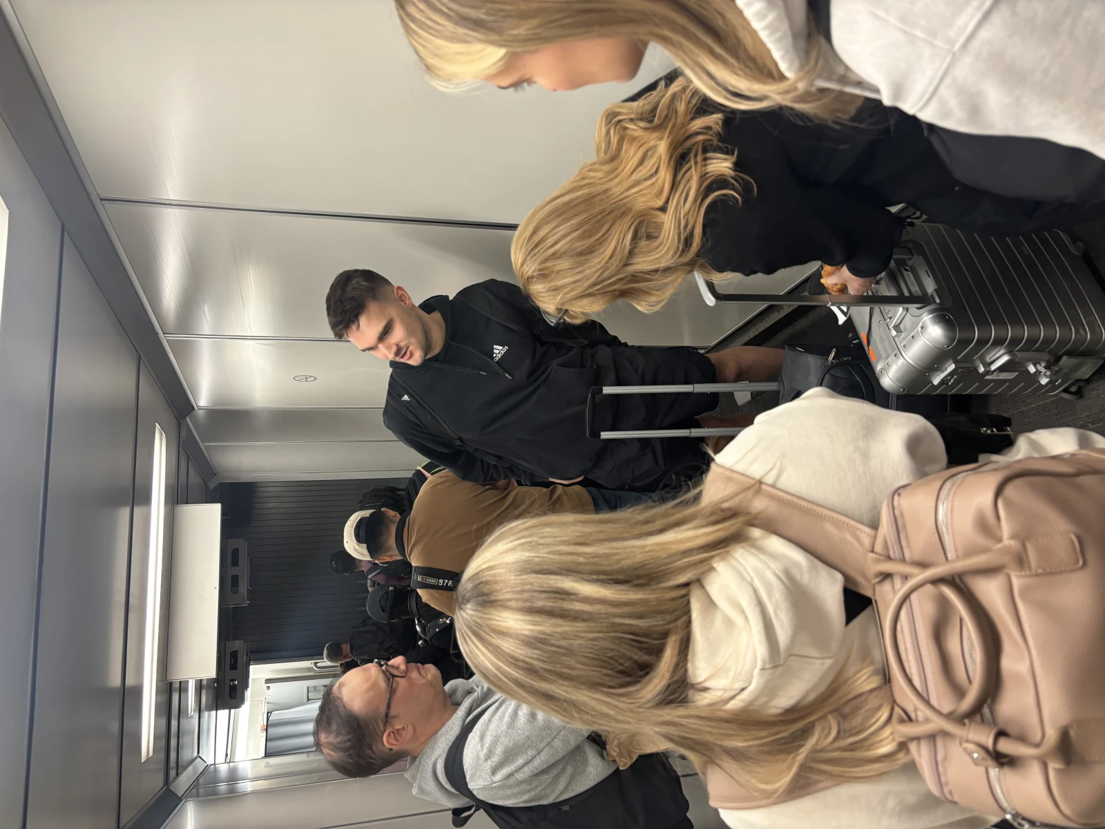 Le taxi me dépose pendant qu’à la radio, George Harrison chante My Sweet Lord. L’hiver est rude, mais dans quelques heures, je passerai de -25 à 25. So long, motherfuckers!