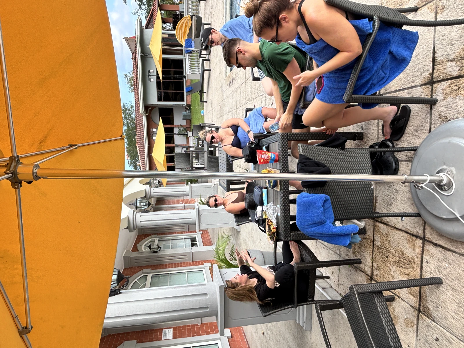 Rien de mieux qu’une baignade entre collègues pour faire connaissance.