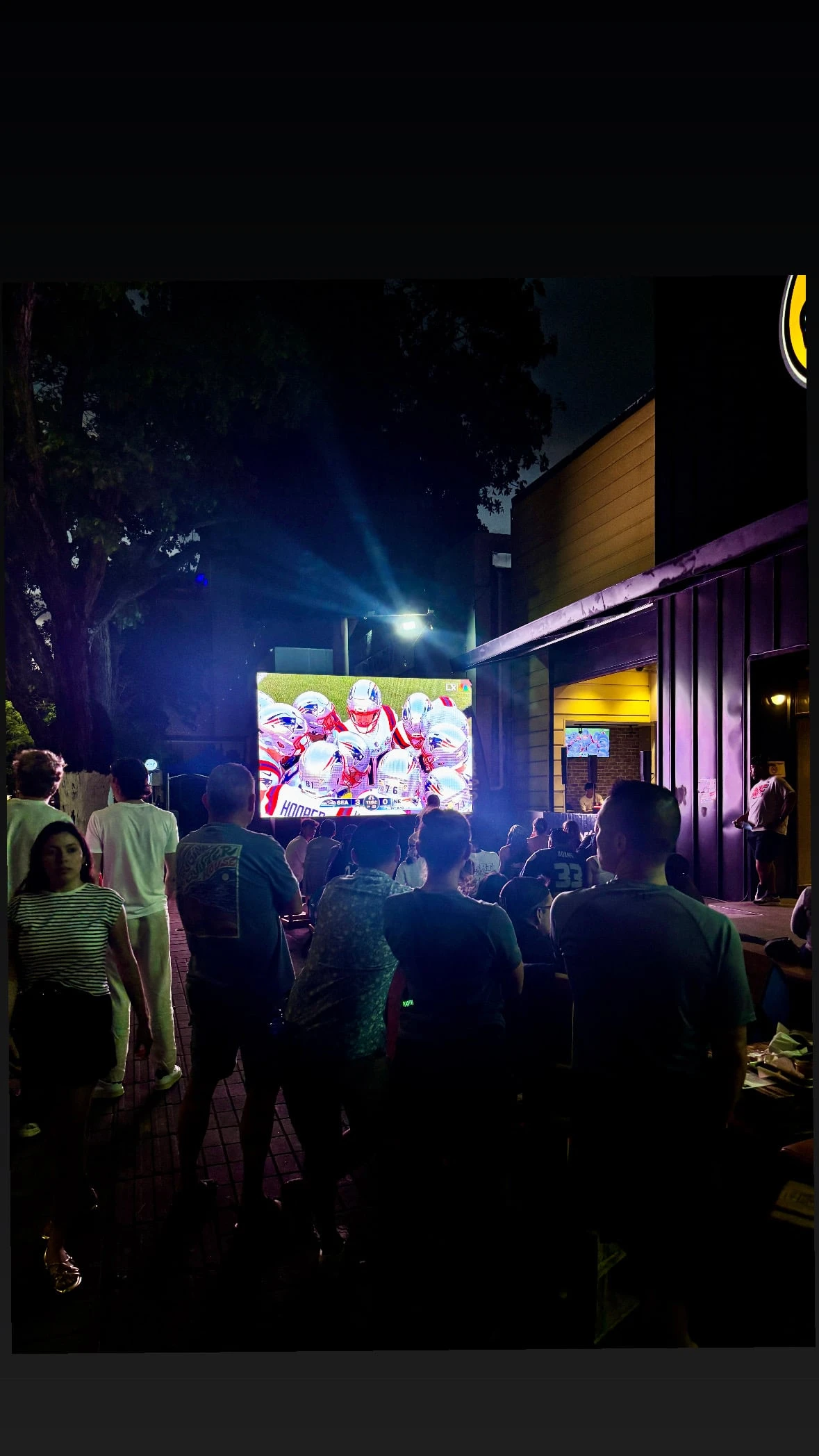 Par chance, dans une ruelle avoisinante, un bar extérieur diffuse le match sur un écran géant. Pendant la mi-temps, les gens dansent et capotent quand Bad Bunny nomme le Panama en énumérant les pays d’Amérique latine.