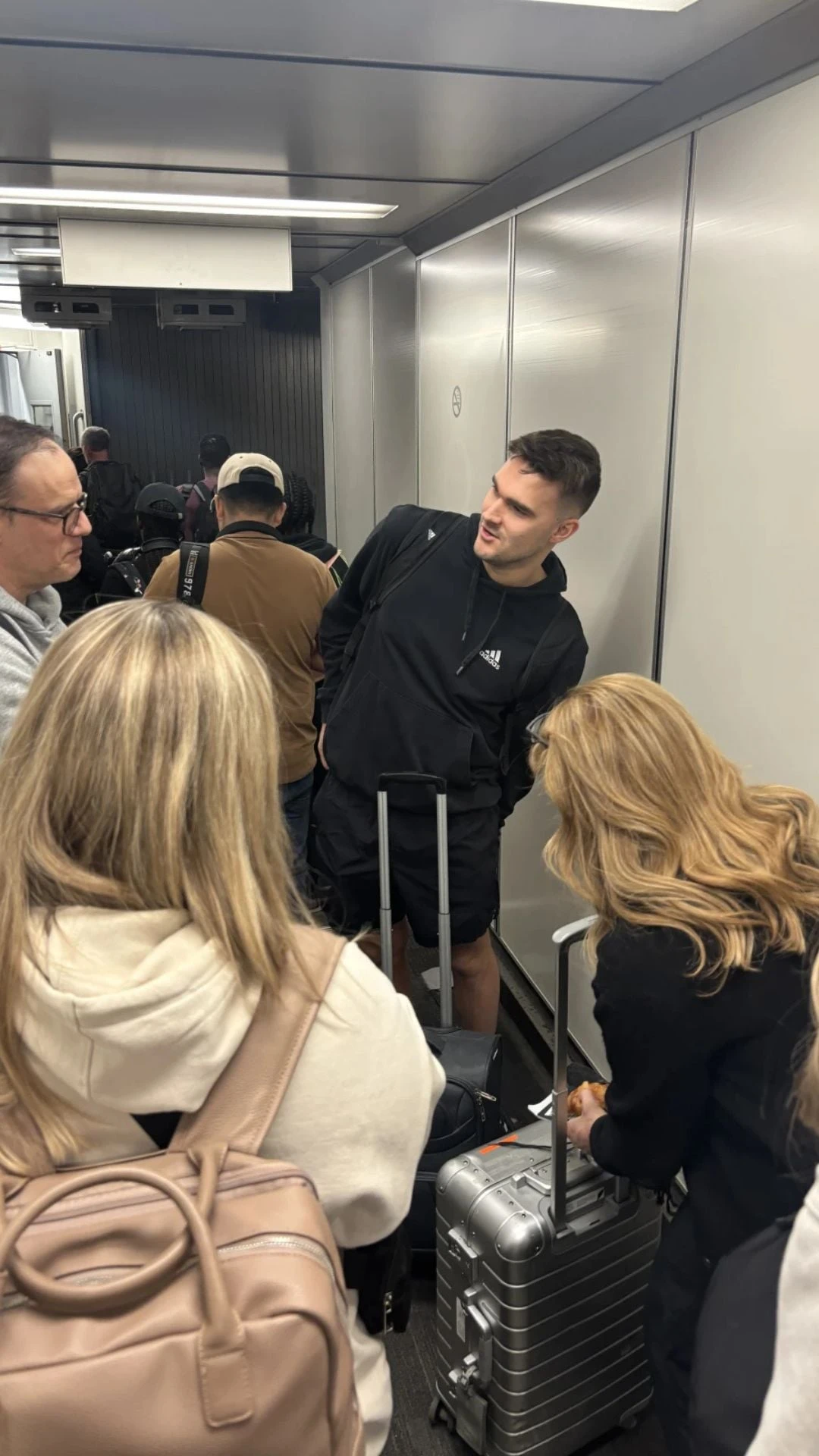 Le taxi me dépose pendant qu’à la radio, George Harrison chante My Sweet Lord. L’hiver est rude, mais dans quelques heures, je passerai de -25 à 25. So long, motherfuckers!