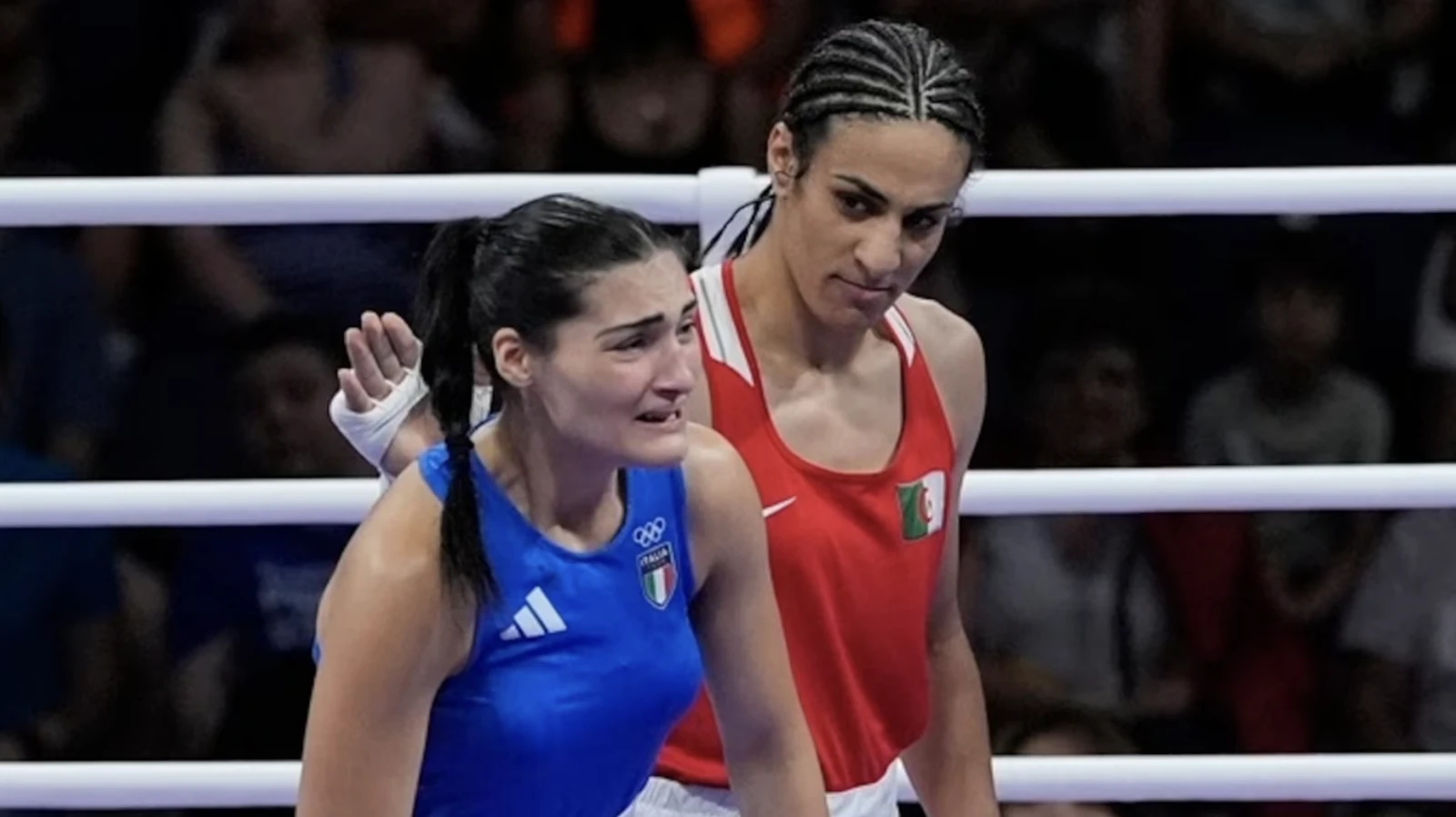 La boxeuse Imane Khelif (en rouge) consolant son adversaire avec un air d’incompréhension. Une image de John Locke pour Associated Press.
