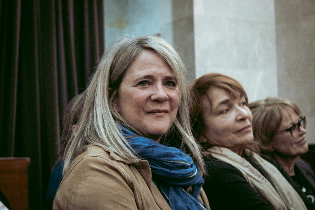 Anne-Marie Charette, les larmes aux yeux.