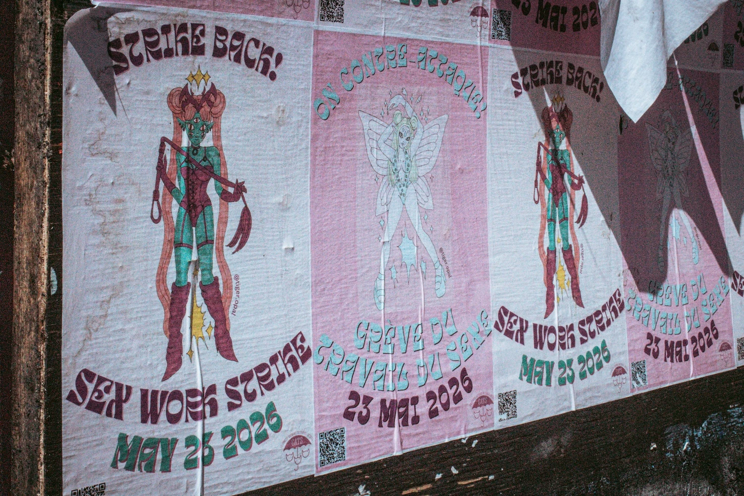 Des activistes du CATS ont collé des affiches un peu partout dans la ville de Montréal, et particulièrement près des strip-clubs et des salons de massage, espérant ainsi rallier davantage de travailleuses du sexe.