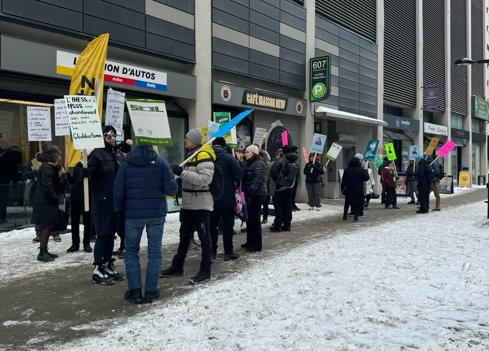 Serge a manifesté devant les bureaux de l’INESSS et du MSSS, en février dernier, pour demander à ce que les coûts du casque Optune soient couverts au Québec.