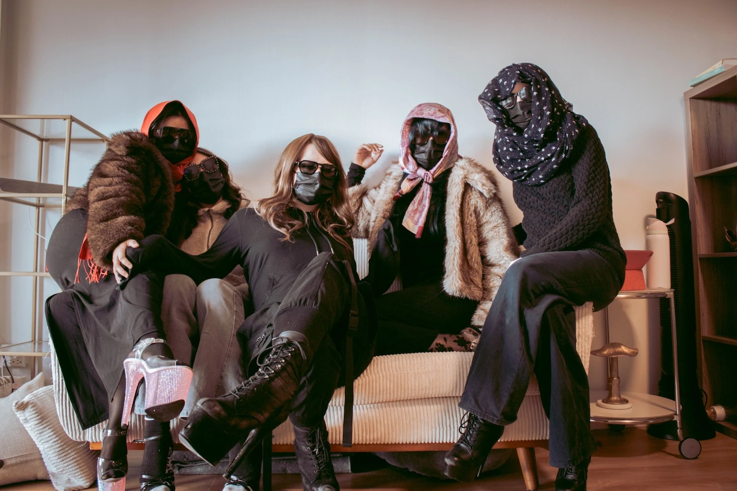Des membres du collectif Pleasers on the Ground, masquées pour préserver leur anonymat.