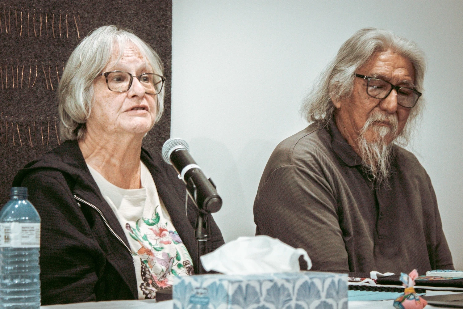 Roberta Hill et Sam Achneepineskum, deux survivants des pensionnats, ont livré leur témoignage devant le Tribunal permanent des peuples, mardi. 