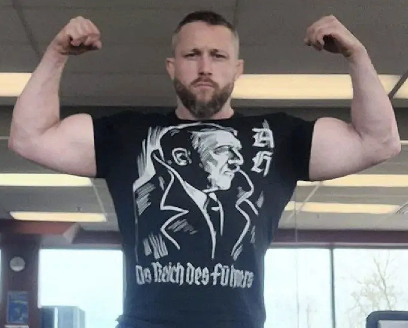 Shawn Beauvais MacDonald portant un T-shirt à l’effigie d’Hitler. 