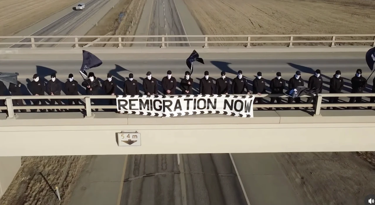 Le terme « Remigration » incite au renvoi des immigrants dans leur pays d’origine.