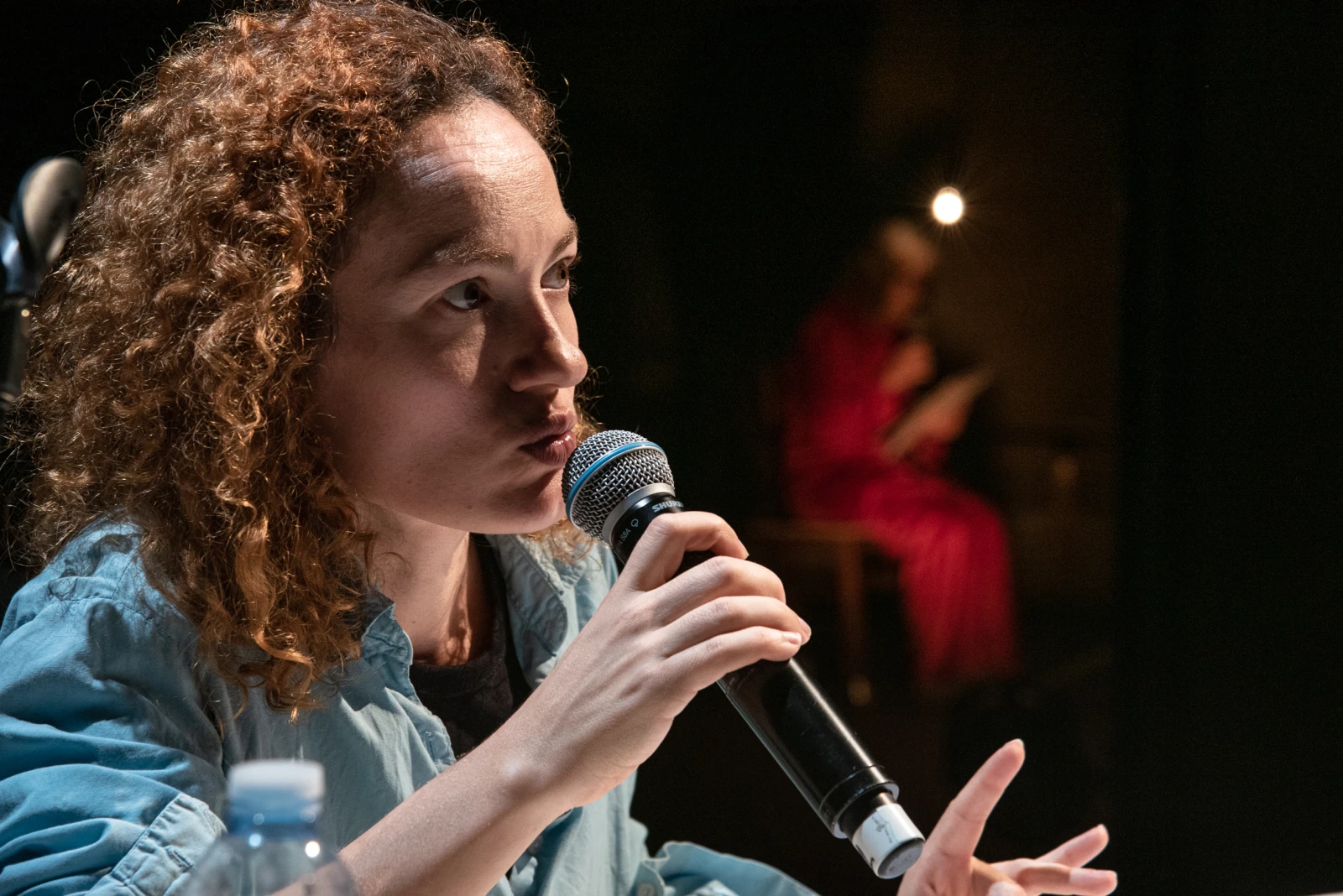 La metteuse en scène Janaina Leite.
