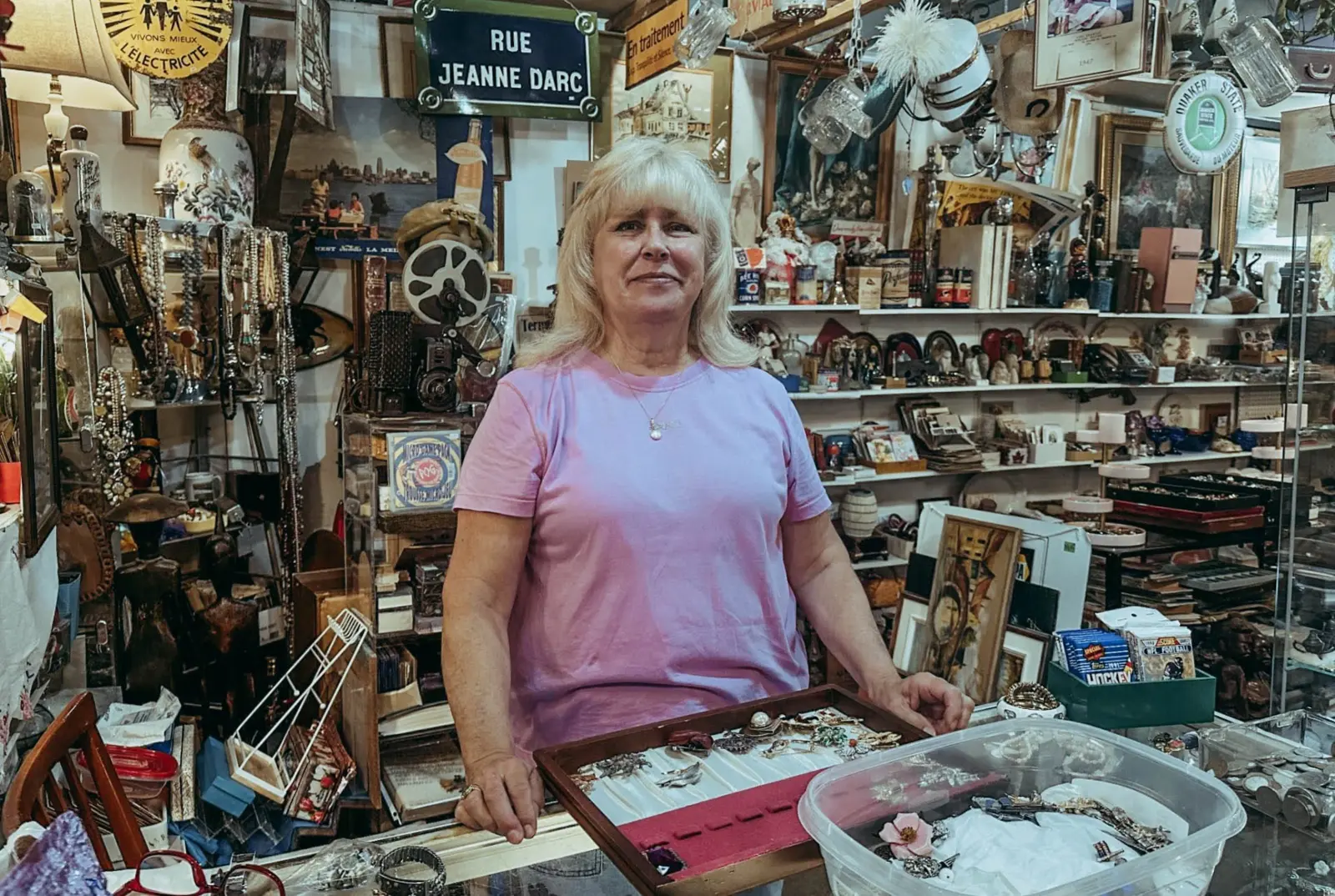 Chantal Pelletier, vendeuse au Marché aux puces Saint-Michel.