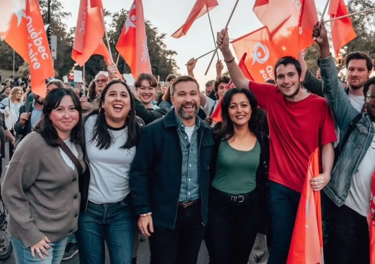 Petit à petit, l’étudiant en sciences politiques à l’Université d’Ottawa s’implique davantage auprès du parti. Aujourd’hui, c’est pour lui qu’il se présente dans Chapleau, en Outaouais. « Je ne pensais pas en arriver là », admet-il, en souriant. « Les jeunes ne sont pas du tout désintéressés par la politique, au contraire », croit le détenteur d’un certificat en justice climatique des Nations Unies. « Ils ont juste l’impression que les décisions sont prises sans les consulter. »
