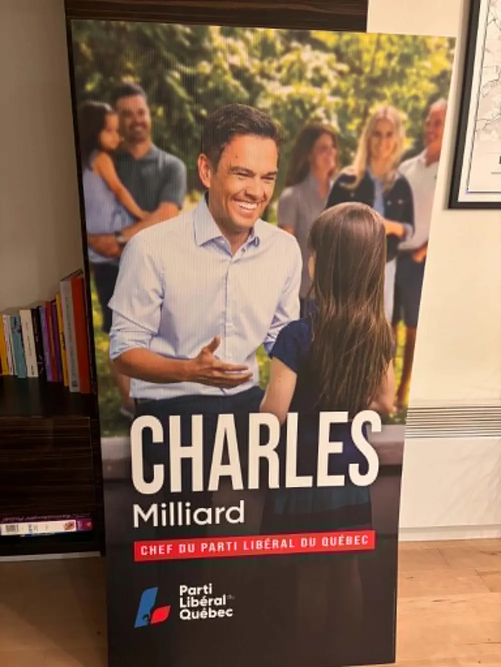 Marine (8 ans) est la jeune fille en face de Charles Milliard. Sa sœur, Emma (4 ans), est dans les bras de Félix Rhéaume, à gauche.