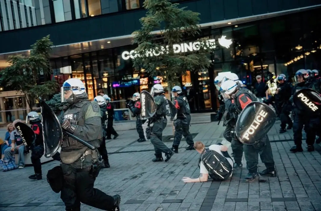 William Wilson, par terre, lors de son altercation avec les policiers. (Photo fournie par Hugo Genest)