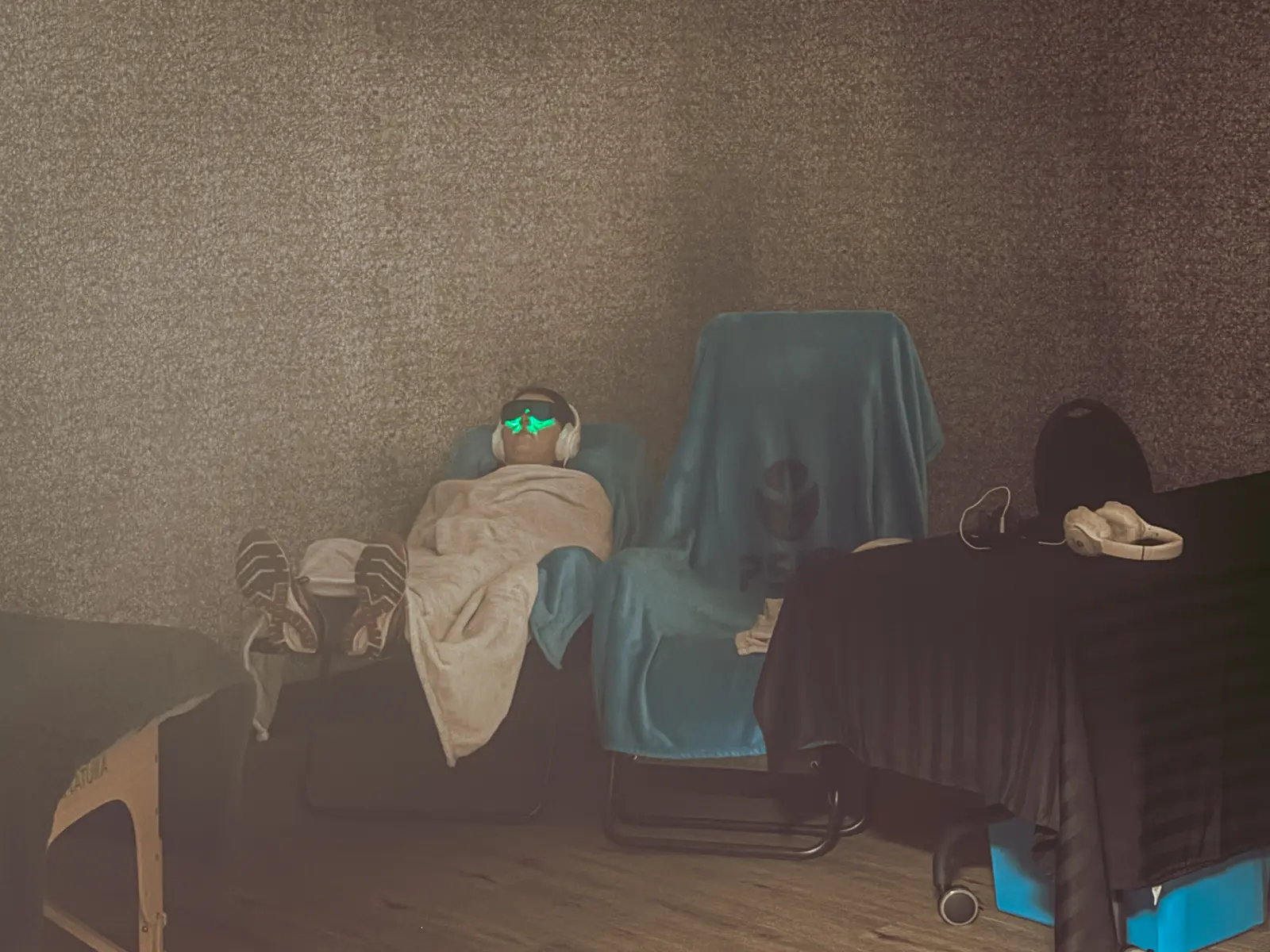 Suzie-Soleil fait son entrée avec un toutou Mickey Mouse dans les bras, histoire de préserver son enfant intérieur. Sa Apple Watch sertie de diamants attire mon attention.